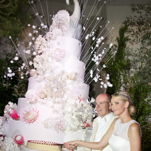 Le couple s'est uni civilement le 1er juillet 2011 puis religieusement le lendemain, avec des festivités dignes d'un conte de fée
Mariage religieux du prince Albert II de Monaco et de la princesse Charlene en 2011