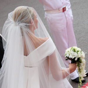 Charlene de Monaco arrivant au bras de son père - Mariage religieux du prince Albert II de Monaco et de la princesse Charlene en 2011