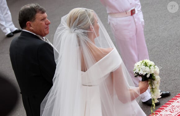 Charlene de Monaco arrivant au bras de son père - Mariage religieux du prince Albert II de Monaco et de la princesse Charlene en 2011