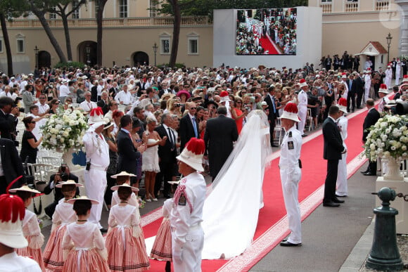 Charlene de Monaco arrivant au bras de son père - Mariage religieux du prince Albert II de Monaco et de la princesse Charlene en 2011