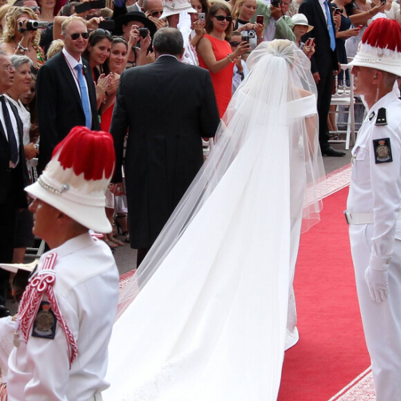 Charlene de Monaco arrivant au bras de son père - Mariage religieux du prince Albert II de Monaco et de la princesse Charlene en 2011