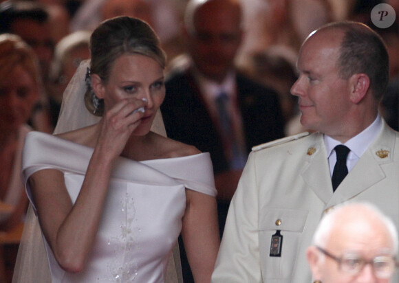 Mariage religieux du prince Albert II de Monaco et de la princesse Charlene en 2011 : la princesse Charlene et son mari Albert sortant de la chapelle Sainte-Devote
