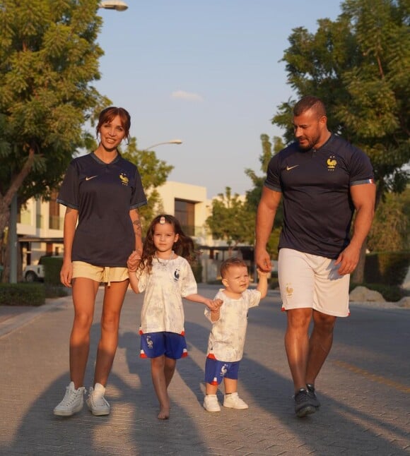 Julia Paredes et Maxime Parisi soutiennent les Bleus avec leurs enfants Luna et Vittorio