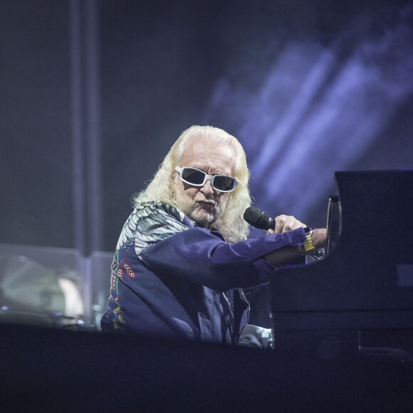 Derrière ses célèbres lunettes blanches, Michel Polnareff a ainsi revisité son répertoire durant 1h30, rappelant des souvenirs à ses nombreux fans.
Lors du final, le chanteur a eu la joie de voir débarquer son fils Louka, né à Los Angeles le 28 décembre 2010, et sa compagne Danyellah, sur scène.Un beau cadeau d'anniversaire avant l'heure qui a "beaucoup ému" le chanteur.