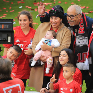 Franck Ribéry entouré de toute sa famille, sa femme Wahiba et de ses 5 enfants Hizya, Shakinez, Seïf Islam et Mohammed et Keltoum - Franck Ribéry célèbre le titre de champion d'allemagne et son dernier match sous les couleurs du Bayern de Munich le 18 Mai 2019 à Munich.