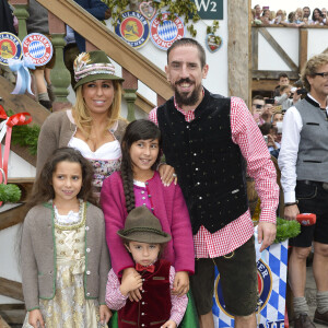 Franck Ribery célèbre la fête de la bière "Oktoberfest" avec sa femme Wahiba et ses enfants Salif, Shakinez et Hizya à Munich en Allemagne le 5 octobre 2014.