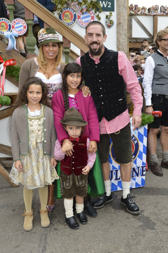 Franck Ribery célèbre la fête de la bière "Oktoberfest" avec sa femme Wahiba et ses enfants Salif, Shakinez et Hizya à Munich en Allemagne le 5 octobre 2014.