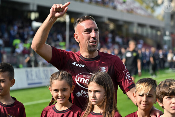 Une superbe nouvelle pour la fille de Franck Ribéry, qui peut partir en vacances l'esprit léger !
Franck Ribery, en larmes, fait ses adieux au public lors de son dernier match à Salerne, le 22 octobre 2022.