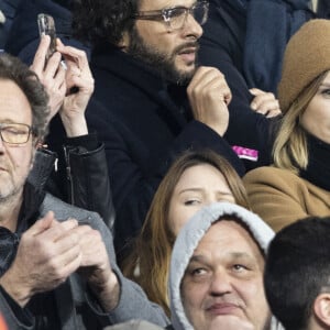 Maxim Nucci (Yodelice) et sa compagne Isabelle Ithurburu dans les tribunes lors du match de rugby du Tournoi des 6 Nations opposant la France à l'Angleterre au stade de France, à Saint-Denis, Seine Saint-Denis, France, le 19 mars 2022. © Cyril Moreau/Bestimage