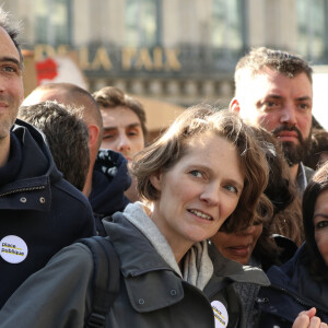 Claire Nouvian est ancienne journaliste, productrice, réalisatrice de documentaires animaliers et scientifiques.
Raphaël Glucksmann, candidat aux élections européennes, à la tête d'une liste de rassemblement de la gauche, Claire Nouvian, co-fondatrice du mouvement politique Place publique et Anne Hidalgo, maire de Paris - Personnalités politiques lors de la manifestation "La Marche du Siècle" à Paris. Le 16 mars 2019 © Stéphane Lemouton / Bestimage