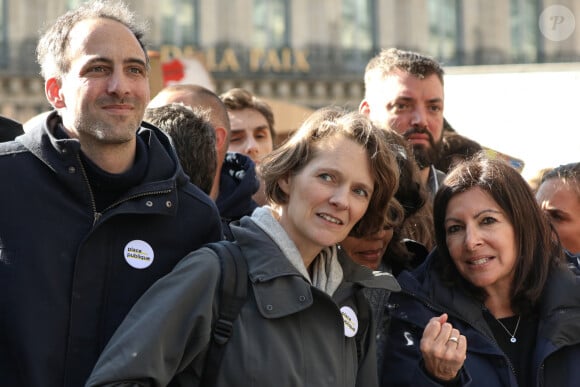 Claire Nouvian est ancienne journaliste, productrice, réalisatrice de documentaires animaliers et scientifiques.
Raphaël Glucksmann, candidat aux élections européennes, à la tête d'une liste de rassemblement de la gauche, Claire Nouvian, co-fondatrice du mouvement politique Place publique et Anne Hidalgo, maire de Paris - Personnalités politiques lors de la manifestation "La Marche du Siècle" à Paris. Le 16 mars 2019 © Stéphane Lemouton / Bestimage