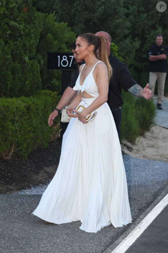 Bien qu'elle avait précédemment déclaré ne jamais boire d'alcool, Jennifer Lopez a précisé qu'elle s'autorisait un petit cocktail de temps en temps
Jennifer Lopez arrive à la soirée organisée par Michael Rubin dans les Hamptons le lundi 3 juillet 2023.