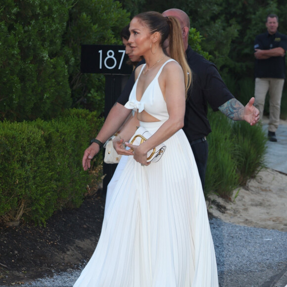 Bien qu'elle avait précédemment déclaré ne jamais boire d'alcool, Jennifer Lopez a précisé qu'elle s'autorisait un petit cocktail de temps en temps
Jennifer Lopez arrive à la soirée organisée par Michael Rubin dans les Hamptons le lundi 3 juillet 2023.