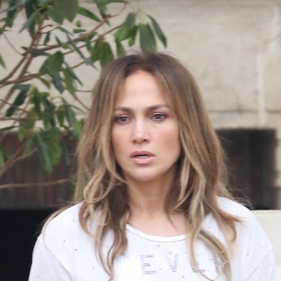 Dans cette vidéo, Jennifer Lopez fait la promotion de sa nouvelle marque d'alcool
Jennifer Lopez du côté de West Hollywood.