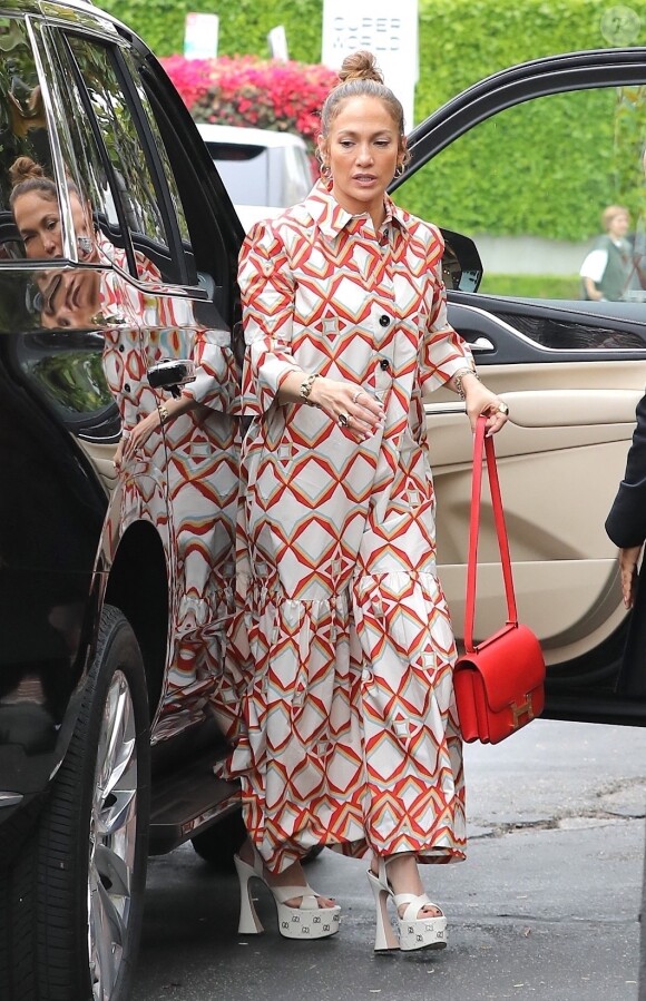 Jennifer Lopez fait du shopping à West Hollywood le 10 juin 2023. 