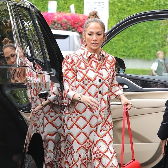 Jennifer Lopez fait du shopping à West Hollywood le 10 juin 2023. 