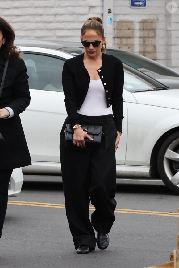Jennifer Lopez Affleck fait du shopping avec une amie dans les rues de Los Angeles. Le 28 mai 2023 