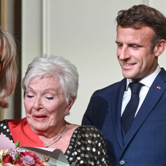 L'actrice française, Line Renaud décorée par le président de la République française, Emmanuel Macron, accompagné par sa femme la Première Dame Brigitte Macron, de la Grand-Croix de la Légion d'honneur lors d'une cérémonie au palais de l'Elysée à Paris, France, le 2 septembre 2022. © Coadic Guirec/Bestimage