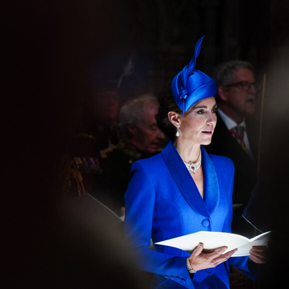 Non loin du couple royal se trouvaient la princesse et le prince de Galles, c'est à dire le prince William et Kate Middleton, qui ont tout bonnement captivé les foules.
La princesse Kate Middleton en Écosse, dans la cathédrale St Giles d'Edimbourg pour la suite du deuxième couronnement de Charles III, le 5 juillet 2023