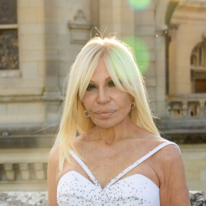 C'est au château de Chantilly, dans l'Oise, que le défilé a eu lieu.
Donatella Versace - Défilé de mode automne-hiver 2024 Haute-Couture "Valentino" au château de Chantilly, lors de la fashion week de Paris. Le 5 juillet 2023. © Olivier Borde / Bestimage