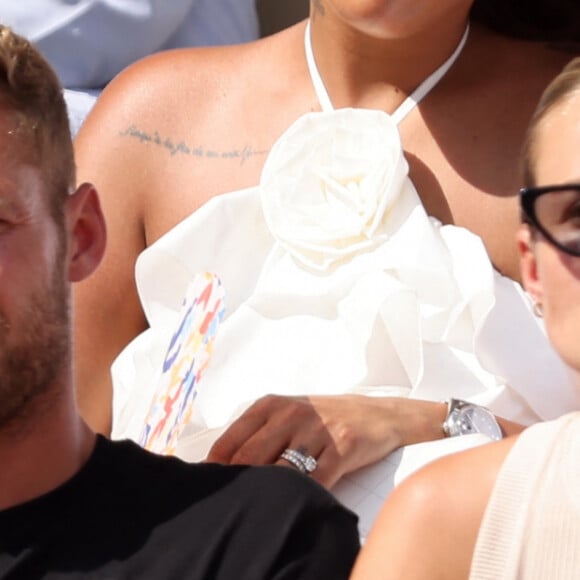 Amel Bent et son mari Patrick Antonelli, Kevin Mayer et sa compagne Delphine Jariel dans les tribunes lors des Internationaux de France de Tennis de Roland Garros 2023. Paris, le 10 juin 2023. © Jacovides-Moreau / Bestimage