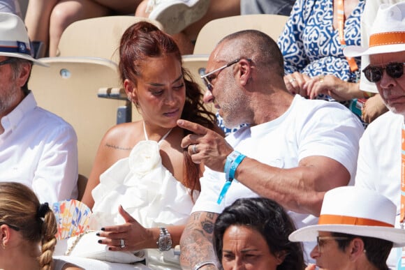 Amel Bent et son mari Patrick Antonelli dans les tribunes lors des Internationaux de France de Tennis de Roland Garros 2023. Paris, le 10 juin 2023. © Jacovides-Moreau / Bestimage