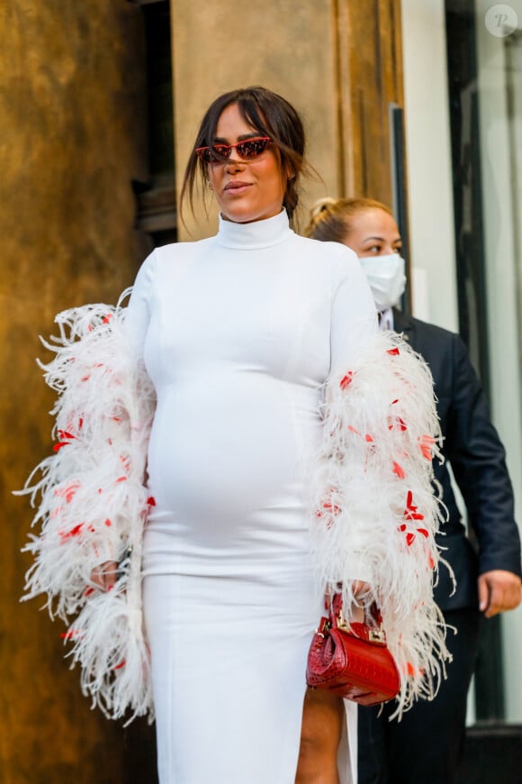 Amel Bent, enceinte, à la sortie du défilé femme Giambattista Valli Automne/Hiver 2022/2023 lors de la Fashion Week de Paris, France, le 7 mars 2022. © Veeren-Clovis/Bestimage