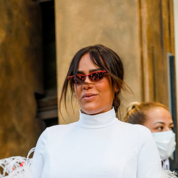 Amel Bent, enceinte, à la sortie du défilé femme Giambattista Valli Automne/Hiver 2022/2023 lors de la Fashion Week de Paris, France, le 7 mars 2022. © Veeren-Clovis/Bestimage