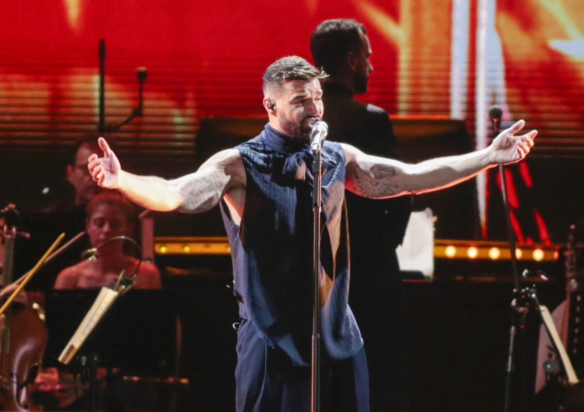 Photo Ricky Martin en concert avec un orchestre symphonique au stade