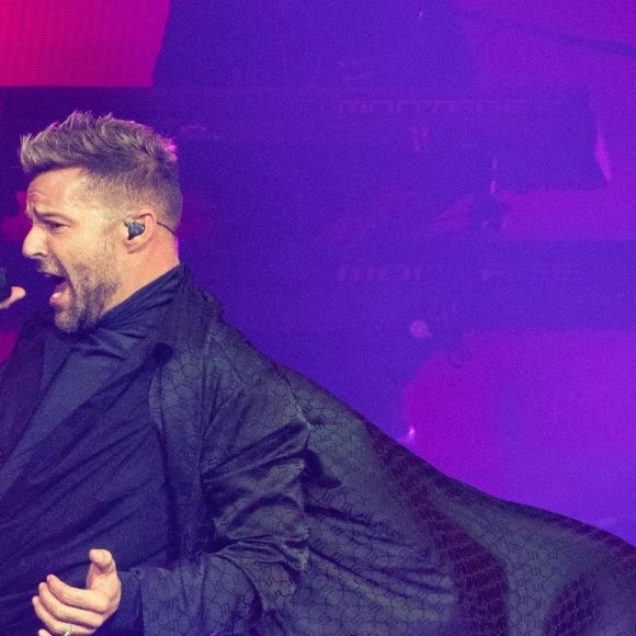 "Cela fait quelques temps que nous pensons à transformer notre relation, et c'est après une réflexion très minutieuse que nous avons décidé de mettre fin à notre mariage avec amour, respect et dignité pour nos enfants."
Ricky Martin au FTX Arena à Miami le 22 octobre 2021.