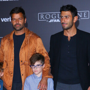 Ricky Martin a annoncé, via les réseaux sociaux, le 6 juillet 2023, qu'il se séparait de son époux Jwan Yosef.
Ricky Martin avec son fiancé Jwan Yosef et ses enfants Matteo et Valentino Martin à la première de "Rogue One: A Star Wars Story" au théâtre The Pantages à Hollywood, le 10 décembre 2016