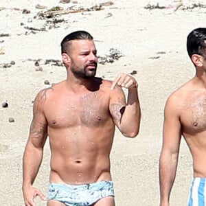 Le chanteur a expliqué qu'il souhaitait conserver des liens forts avec son ex.
Exclusif - Ricky Martin et son compagnon Jwan Yosef se relaxent sur une plage au Mexique. Les deux amoureux, récemment fiancés, portent fièrement leurs alliances en diamants! le 5 décembre 2016