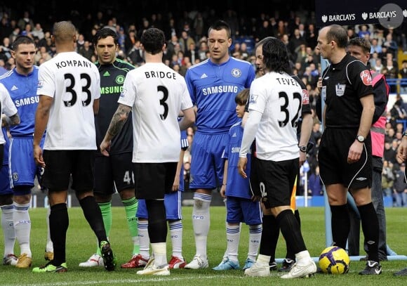 Wayne Bridge refusant de serrer la main de John Terry lors du match entre Manchester City et Chelsea dimanche 28 février