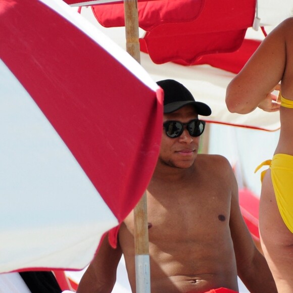 L'attaquant français du PSG Kylian Mbappé joue au Jenga (La Tour Infernale) lors d'une journée à la plage avec des amis à Miami, Floride, Etats-Unis, le 1er juillet 2023.
