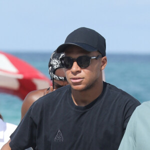 L'attaquant français du PSG Kylian Mbappé joue au Jenga (La Tour Infernale) lors d'une journée à la plage avec des amis à Miami, Floride, Etats-Unis, le 1er juillet 2023.