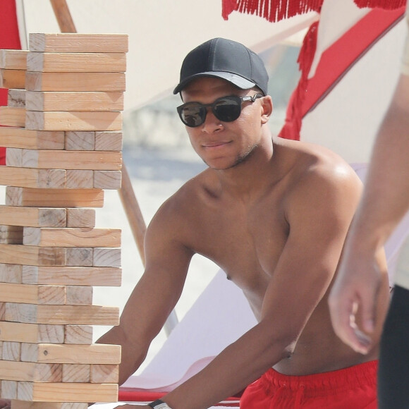 C'est une venue qui fait du bruit à Yaoundé (Cameroun).
L'attaquant français du PSG Kylian Mbappé joue au Jenga (La Tour Infernale) lors d'une journée à la plage avec des amis à Miami, Floride, Etats-Unis
