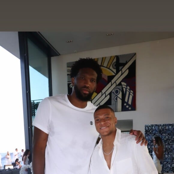 


Le footballeur du PSG a également pu prendre la pose avec le basketteur Joel Embiid




