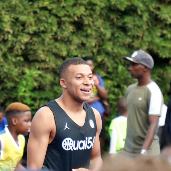 Kylian Mbappé dispute un match de basket amical avec Joakim Noah et des enfants au village Noah à Yaoundé, Cameroun le 7 juillet 2023. © Rodrig Mbock / Bestimage