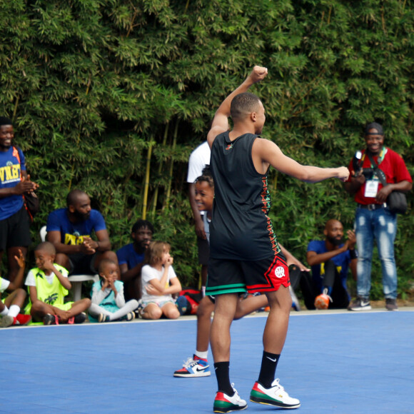 Kylian Mbappé dispute un match de basket amical avec Joakim Noah et des enfants au village Noah à Yaoundé, Cameroun le 7 juillet 2023. © Rodrig Mbock / Bestimage