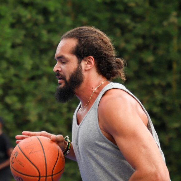 Kylian Mbappé dispute un match de basket amical avec Joakim Noah et des enfants au village Noah à Yaoundé, Cameroun le 7 juillet 2023. © Rodrig Mbock / Bestimage