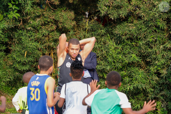 Kylian Mbappé dispute un match de basket amical avec Joakim Noah et des enfants au village Noah à Yaoundé, Cameroun le 7 juillet 2023. © Rodrig Mbock / Bestimage