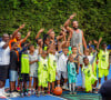 C'est une venue qui fait du bruit à Yaoundé (Cameroun).
Kylian Mbappé dispute un match de basket amical avec Joakim Noah et des enfants au village Noah à Yaoundé, Cameroun © Rodrig Mbock / Bestimage