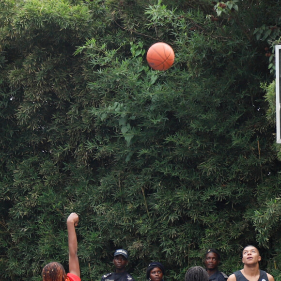 Kylian Mbappé dispute un match de basket amical avec Joakim Noah et des enfants au village Noah à Yaoundé, Cameroun le 7 juillet 2023. © Rodrig Mbock / Bestimage