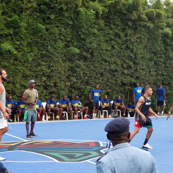 Kylian Mbappé dispute un match de basket amical avec Joakim Noah et des enfants au village Noah à Yaoundé, Cameroun le 7 juillet 2023. © Rodrig Mbock / Bestimage