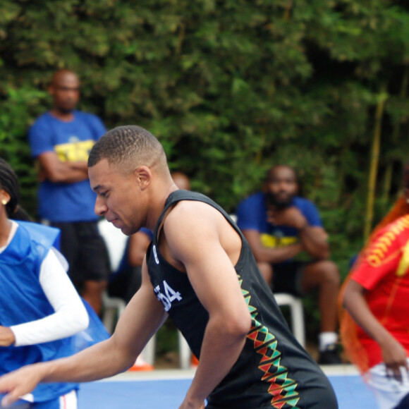 Kylian Mbappé dispute un match de basket amical avec Joakim Noah et des enfants au village Noah à Yaoundé, Cameroun le 7 juillet 2023. © Rodrig Mbock / Bestimage