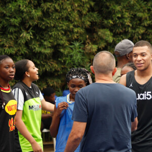 Kylian Mbappé dispute un match de basket amical avec Joakim Noah et des enfants au village Noah à Yaoundé, Cameroun le 7 juillet 2023. © Rodrig Mbock / Bestimage