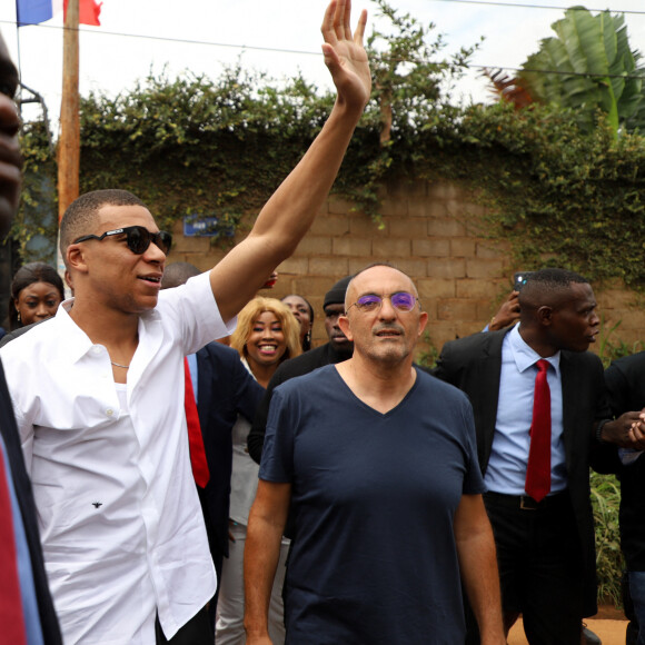 Kylian Mbappé dispute un match de basket amical avec Joakim Noah et des enfants au village Noah à Yaoundé, Cameroun le 7 juillet 2023. © Rodrig Mbock / Bestimage