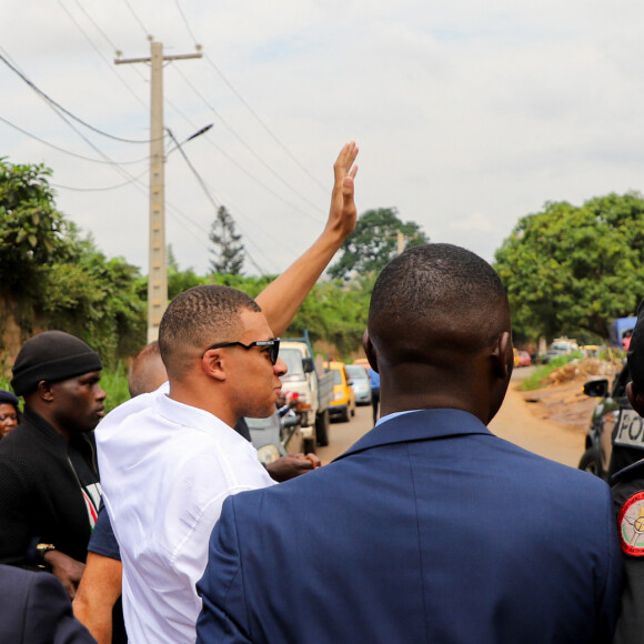 Kylian Mbappé dispute un match de basket amical avec Joakim Noah et des enfants au village Noah à Yaoundé, Cameroun le 7 juillet 2023. © Rodrig Mbock / Bestimage