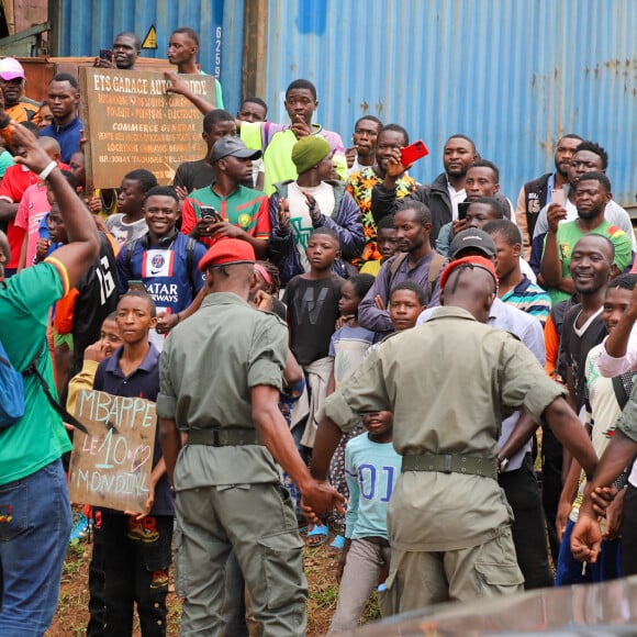 Kylian Mbappé dispute un match de basket amical avec Joakim Noah et des enfants au village Noah à Yaoundé, Cameroun le 7 juillet 2023. © Rodrig Mbock / Bestimage
