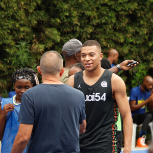 Kylian Mbappé dispute un match de basket amical avec Joakim Noah et des enfants au village Noah à Yaoundé, Cameroun le 7 juillet 2023. © Rodrig Mbock / Bestimage